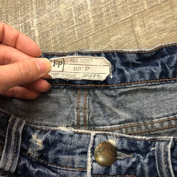 Free People Women’s Battenberg Distressed Denim Jean Shorts Crochet Lace Size 27 - Picture 4 of 4